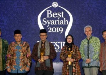 Yunahar Ilyas Terima Penghargaan “Tokoh Syariah 2019”