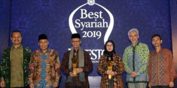 Yunahar Ilyas Terima Penghargaan “Tokoh Syariah 2019”