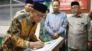 Haedar Nashir Resmikan “Muhammadiyah Corner” di Perpustakaan UMSU