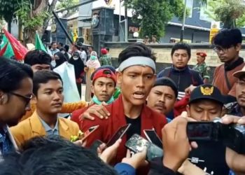 Tuntut Keadialan Atas Tewasnya Randi dan Yusuf, AMM Tuban Kembalikan Karangan Bunga Polisi