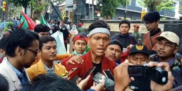 Tuntut Keadialan Atas Tewasnya Randi dan Yusuf, AMM Tuban Kembalikan Karangan Bunga Polisi