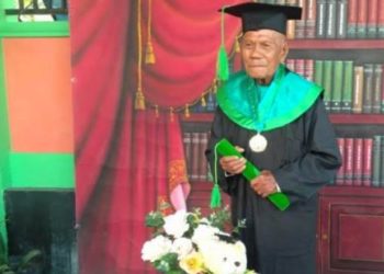 Universitas Muhammadiyah Buton Wisuda Kakek Berusia 85 Tahun