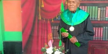 Universitas Muhammadiyah Buton Wisuda Kakek Berusia 85 Tahun