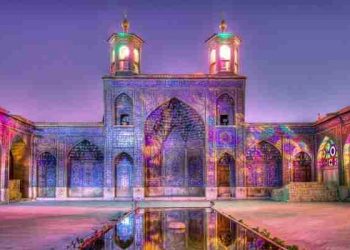 Nasir-ol-Molk, Masjid Indah Berbalut Cahaya Alami Berwarna-warni