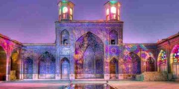 Nasir-ol-Molk, Masjid Indah Berbalut Cahaya Alami Berwarna-warni