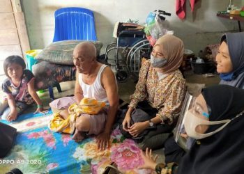 MTGM Sumut Berikan Bantun Modal kepada Kakek Pedagang Martabak Telur Keliling