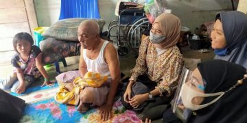 MTGM Sumut Berikan Bantun Modal kepada Kakek Pedagang Martabak Telur Keliling