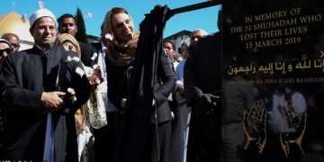Pakai Hijab, PM Selandia Baru Resmikan Monumen Teror Masjid Christchurch