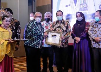 Rektor UMSU Terima Penghargaan “Sahabat Pers”