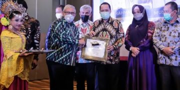 Rektor UMSU Terima Penghargaan “Sahabat Pers”