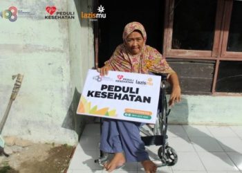 LazisMu Medan Serahkan Kursi Roda untuk Ibu Annisha yang Menderita Stroke Selama 5 Tahun
