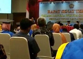 Pidato Mengharukan Wisudawati STIA Muhammadiyah Selong