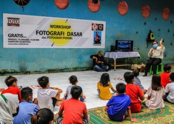 PFI Medan Ajari Anak-anak Kampung Sejahtera Memotret