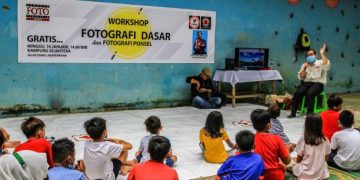 PFI Medan Ajari Anak-anak Kampung Sejahtera Memotret