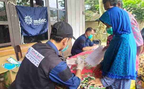 Gunakan Helikopter BNPB, Tim Medis MDMC Layani Warga Terisolir