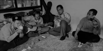 Mendengarkan Tukang Bongak