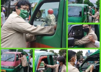 Ringankan Dampak PPKM, Pemuda Muhammadiyah Bandung Bagi-bagi Beras untuk Sopir Angkot