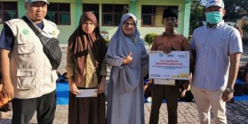 Lazismu Aceh Tenggara Serahkan Beasiswa Mentari bagi Anak Kurang Mampu