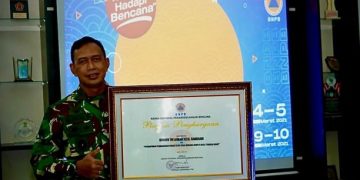 Danrem 162/WB Brigjen TNI Ahmad Rizal Ramdhani Terima Penghargaan Penanggalangan Bencana dari BNPB RI