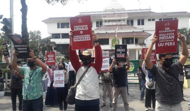 Tuntut Bobby Minta Maaf, Jurnalis Medan Gelar Aksi Tutup Mulut