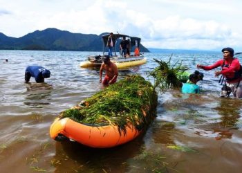 Kayaker Eksplorasi Toba Tiba di Lembah Bakara langsung Melakukan Aksi Hari Bumi