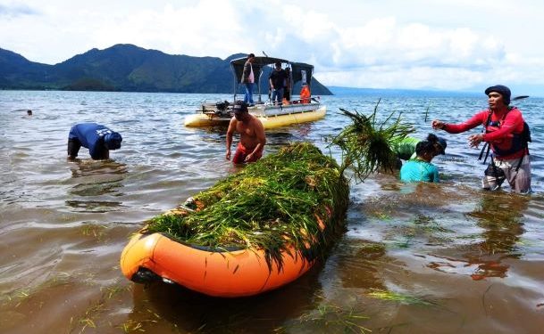 Kayaker Eksplorasi Toba Tiba di Lembah Bakara langsung Melakukan Aksi Hari Bumi