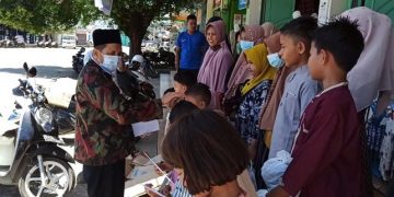 Pemuda Muhammadiyah Pidie Ajak Anak Yatim Belanja Baju Lebaran