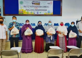Lazismu Tuban Bagikan 1045 Paket Kado Ramadhan kepada Pejuang Pendidikan