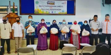 Lazismu Tuban Bagikan 1045 Paket Kado Ramadhan kepada Pejuang Pendidikan