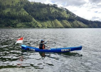 Komar Buton Warga Maluku Ekspedisi Keliling Danau Toba Naik Solu