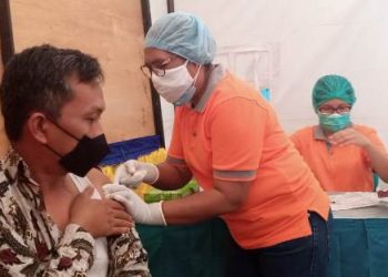 Kejar Target Nasional, 2000 Warga Maumere Vaksinasi Covid-19 di IKIP Muhammadiyah
