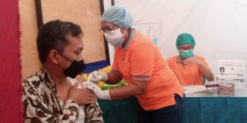 Kejar Target Nasional, 2000 Warga Maumere Vaksinasi Covid-19 di IKIP Muhammadiyah