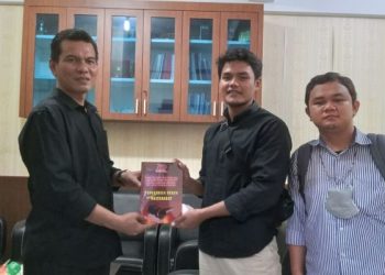 Ketum PK IMM Fahum 2020-2021 Serahkan Cenderamata kepada Dekan Fakultas Hukum UMSU