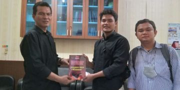 Ketum PK IMM Fahum 2020-2021 Serahkan Cenderamata kepada Dekan Fakultas Hukum UMSU