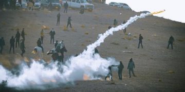 Foto: Aksi Heroik Pemuda Palestina, Lempar Kembali Tabung Gas Air Mata ke Pasukan Israel