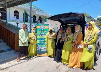 Jum’at Asyik, MT Al Manduriyah Bagikan Makanan Gratis di Masjid Tertua di Kupang