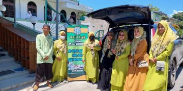 Jum’at Asyik, MT Al Manduriyah Bagikan Makanan Gratis di Masjid Tertua di Kupang