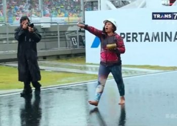 Heboh! Pawang Hujan Beraksi di Lintasan Sirkuit Mandalika untuk Hentikan Hujan Deras