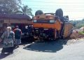 Truk Pengangkut Cangkang Terguling di Madina, 3 Orang Tertimpa