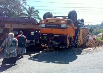 Truk Pengangkut Cangkang Terguling di Madina, 3 Orang Tertimpa
