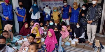 Ramadhan Mubarak, Anggota Komisi B DPRD kota Surabaya Bagi Donasi untuk Rumah Pintar Matahari