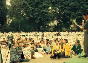 Tebak Foto Ala Fahri Hamzah: “Cari Raffi Ahmad Saat Pimpin Demonstrasi”