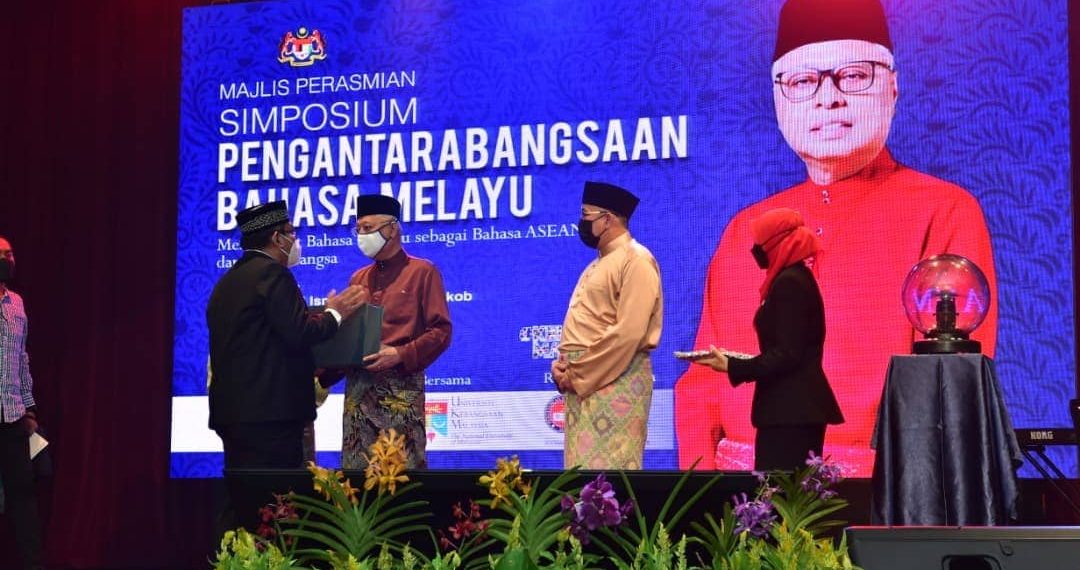 Ketua PKBM UMSU Pembicara Utama Simposium Bahasa Melayu  ASEAN