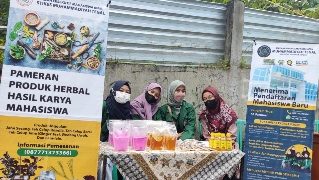 Mahasiswa Farmasi STIKes Mu Tegal Aktif Buka Stand Produk Hasil Kreativitas Bidang Herbal