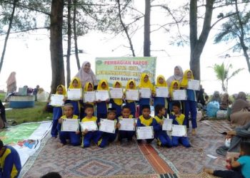 SDIT Muhammadiyah Manggeng Bagi Rapor di Alam Terbuka
