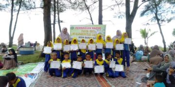 SDIT Muhammadiyah Manggeng Bagi Rapor di Alam Terbuka