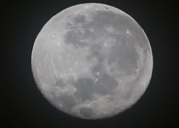 Bulan Purnama Stroberi