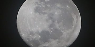 Bulan Purnama Stroberi