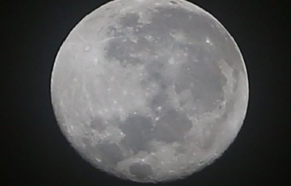 Bulan Purnama Stroberi
