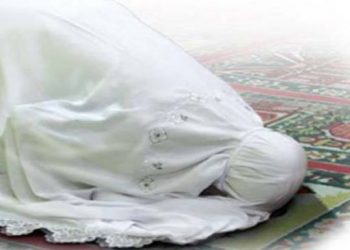 Indahnya Bersujud di Atas Sajadah Panjang